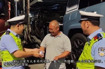 国庆假期深汕公安高速服务区为大车司机送温暖