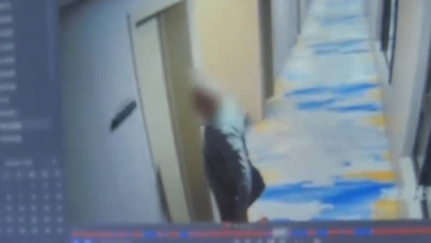 女子游玩回酒店发现房门大开，房内晾着贴身衣物，还有陌生男子探头往里看