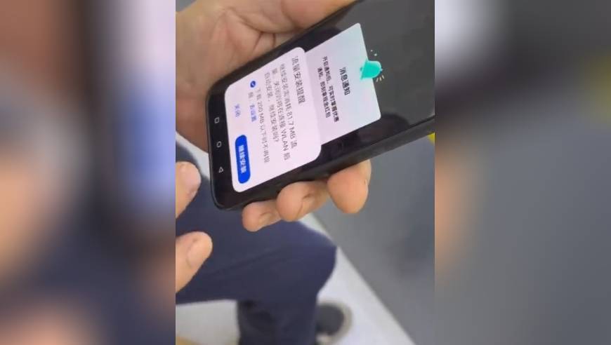 老人付款时手机突然疯狂弹广告，维修店老板花10分钟才帮他清完：年轻人都难操作