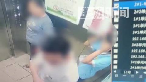 【自闭症男童乘电梯遭陌生男子踹飞】10月8日,海南海口。一起小区电梯