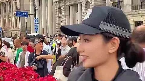 #中国女特警婉拒外国合影者搭肩#引外网热议 众多海外网友纷纷点赞中国