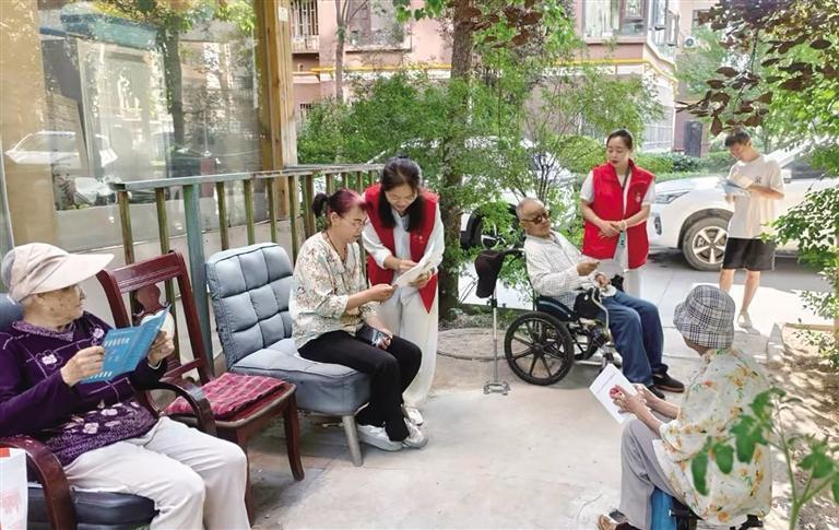社区工作人员向居民征求意见建议