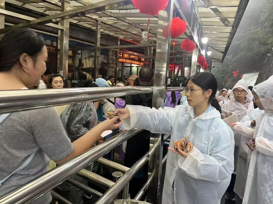 网格员给游客送上饼干等能量补充物