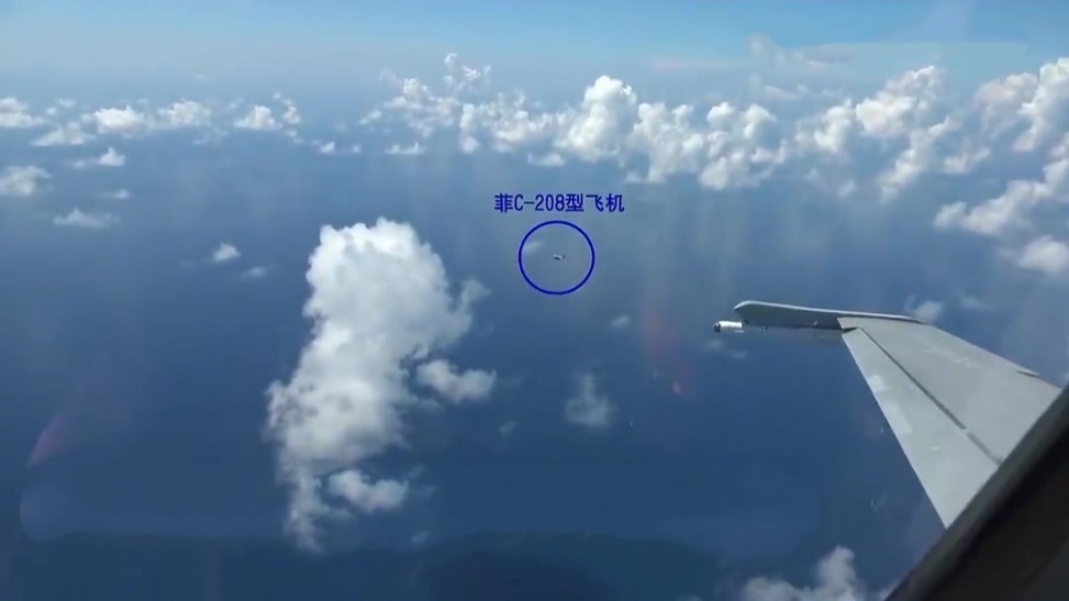 菲飞机非法侵入中国黄岩岛领空，解放军警告驱离