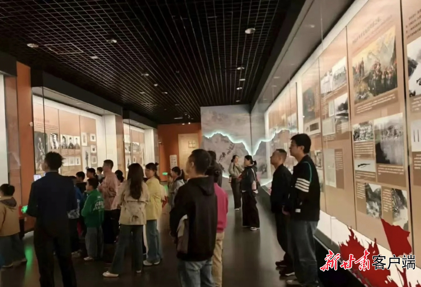 市博物馆展厅内，游客认真参观展品。