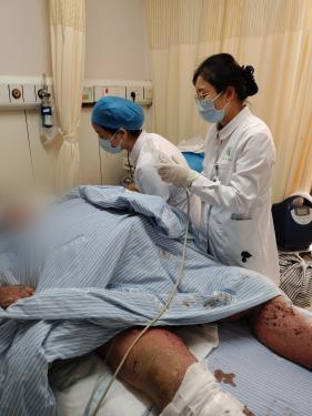 医护团队为患者治疗