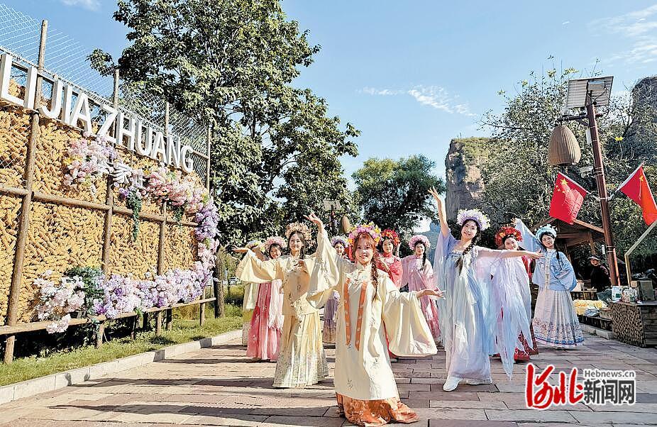 10月3日,山李冀·山游市集上正在表演特色节目。 河北日报见习记者 尹春月摄
