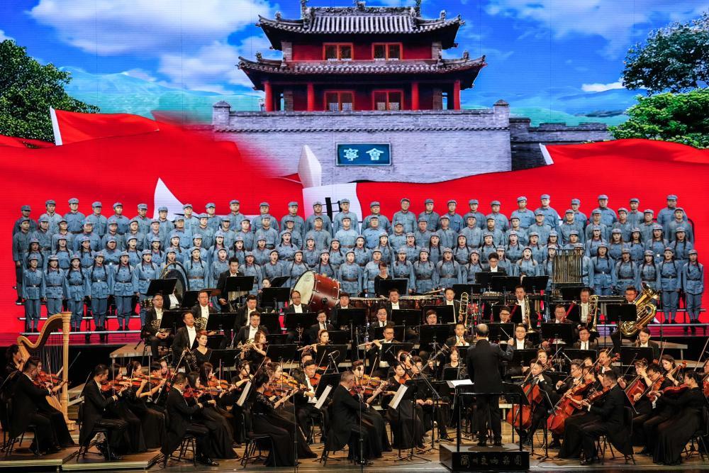 10月7日晚，演员在新时代版《长征组歌》交响合唱音乐会上演出。