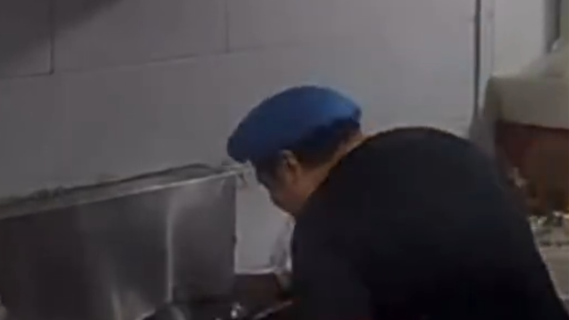 西安一烧烤店厨师被指向锅中吐漱口水，负责人：吐进了灶台里而非锅中