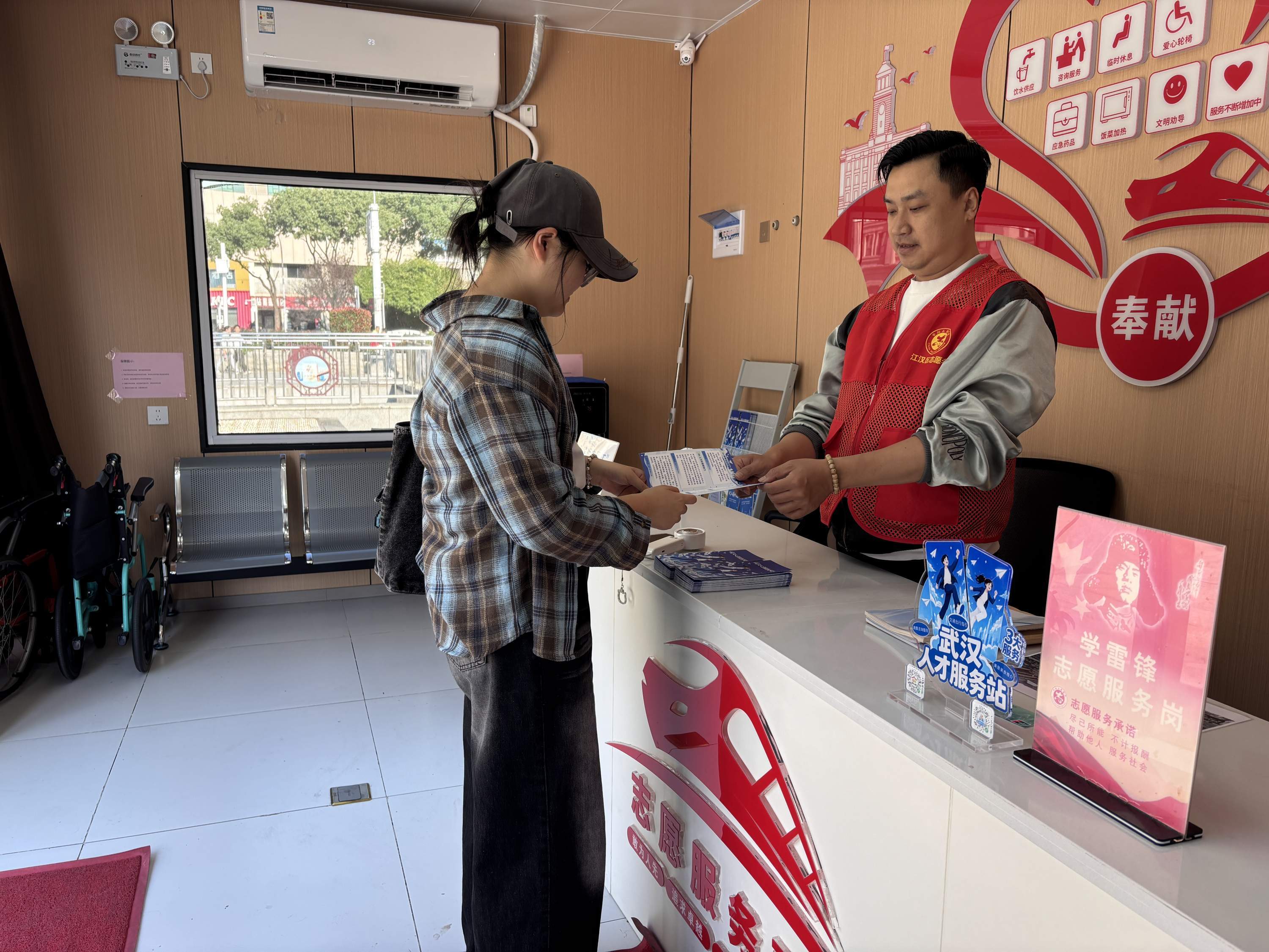 10月8日,在汉口火车站“武汉人才服务站”,青年人才入站咨询。周行 摄