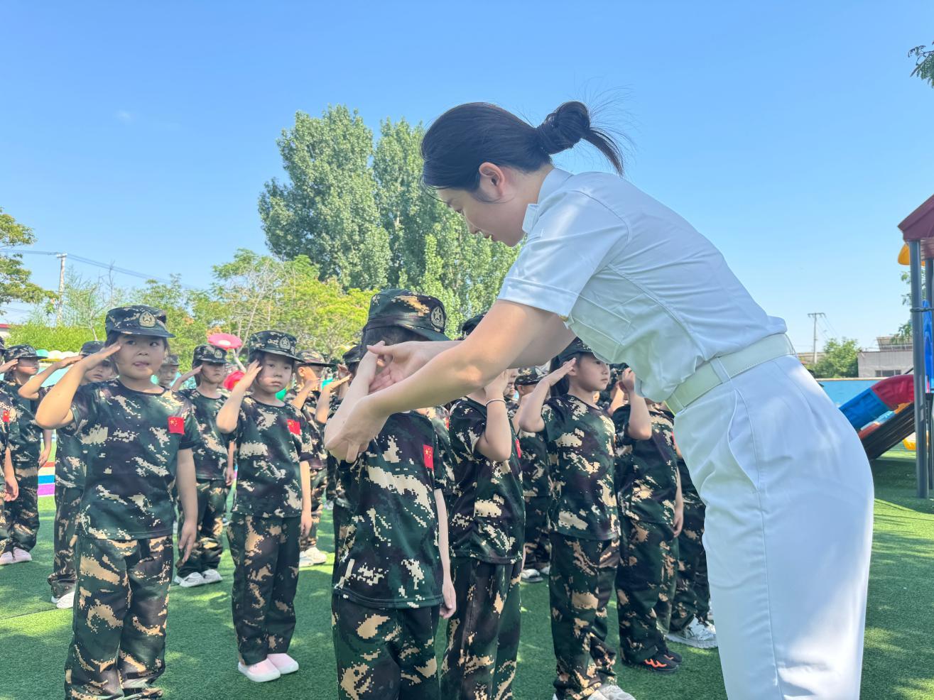 退役女兵刘延芳在小红帽幼儿园为孩子们进行国防启蒙