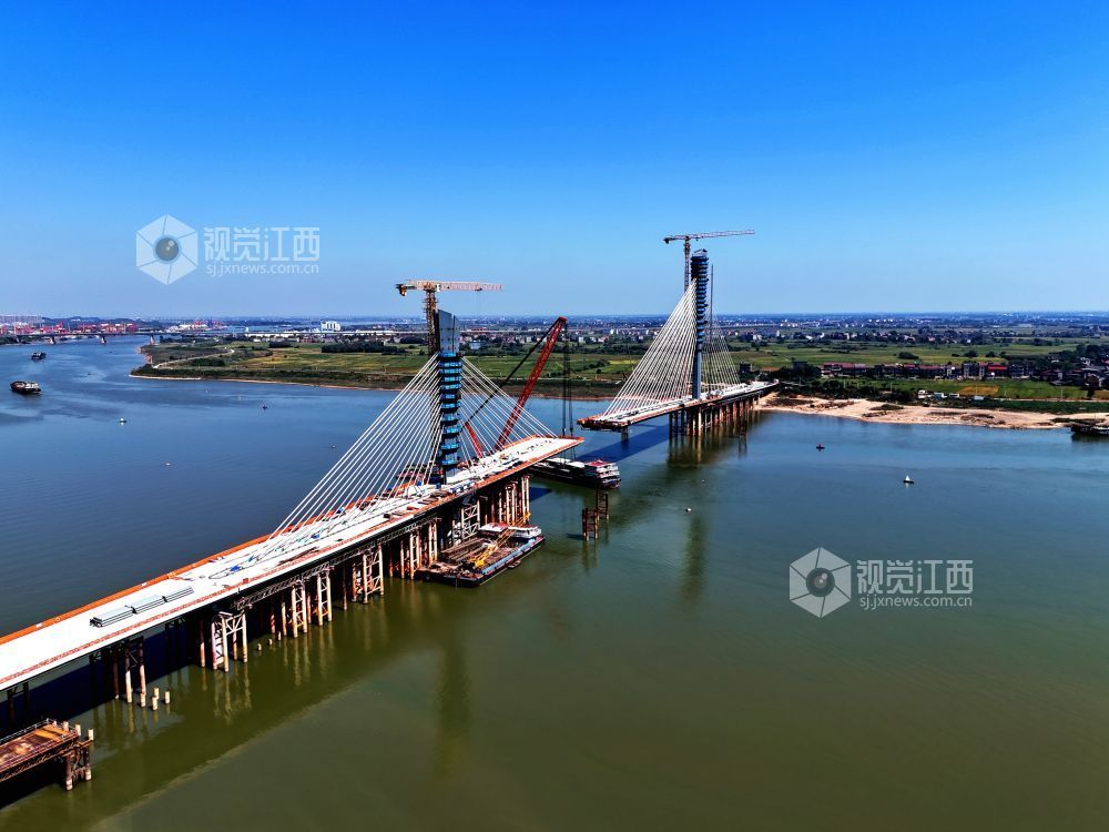 2026年10月9日，江西赣江新区汇贤大桥施工现场一派繁忙，建设者们抢抓工期推进梁段吊装、斜拉索安装作业等施工任务，大桥计划于今年12月份全线贯通。