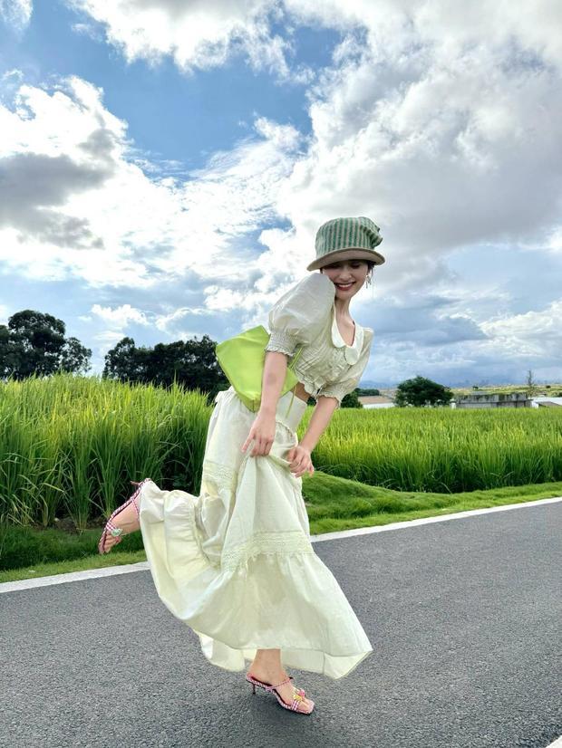 沈月分享假期美照 清新氛围感酷似韩剧女主