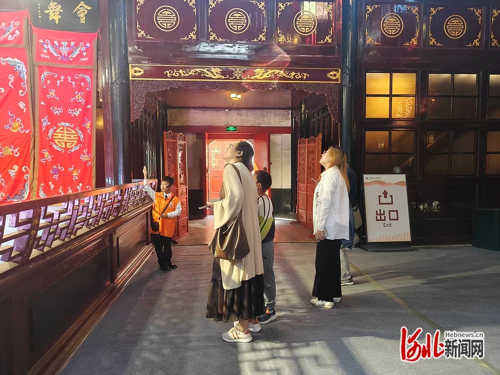 小小讲解员在进行讲解。韩存供图