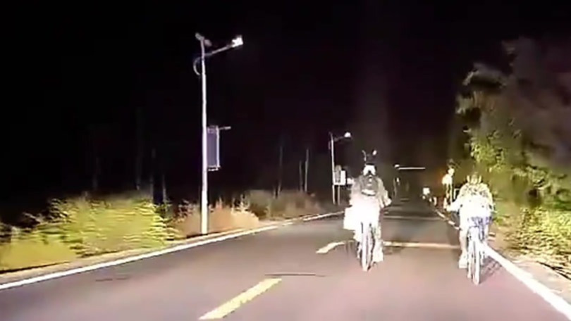 母子夜骑回乡　这束光一路护航