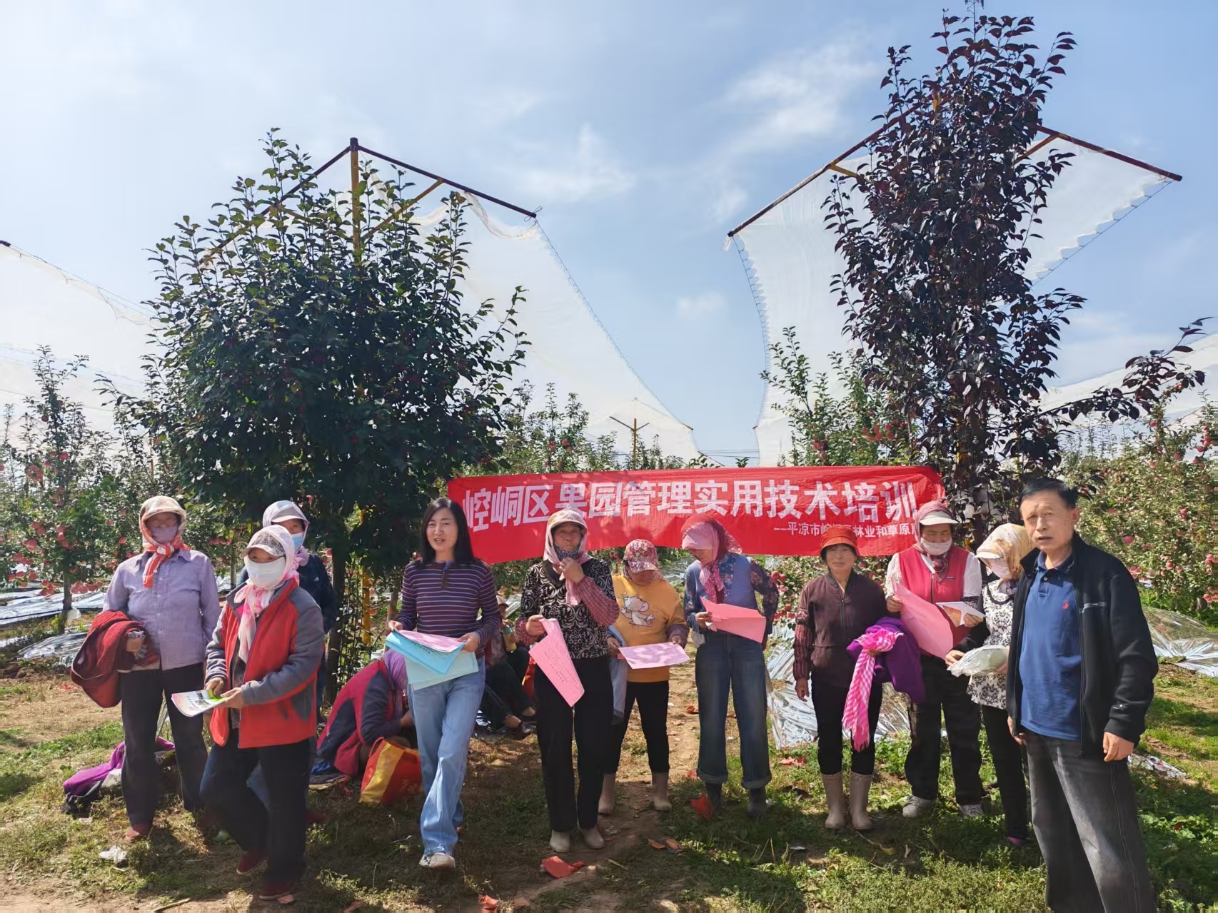 图为果园管理现场培训.jpg