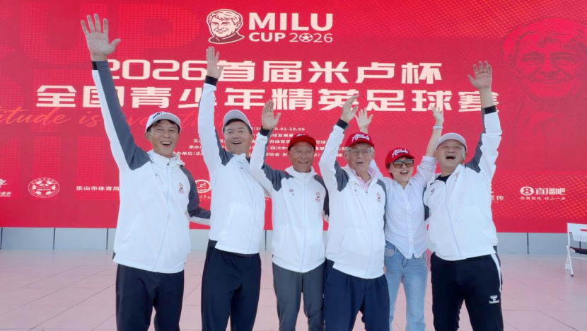 (2002世界杯中国队将帅为中国青训呐喊 摄影/宋佳骏)