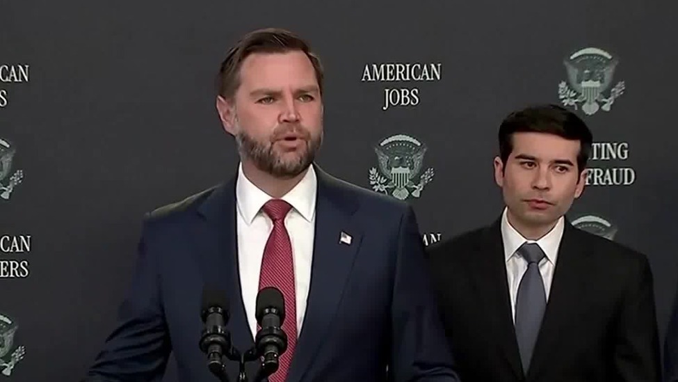 美政府暂停多家科企外籍员工绿卡申请
