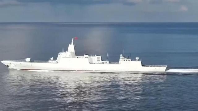 美舰在南海趴窝4天，美军不敢说的真相央视来说：被055大驱拉爆了