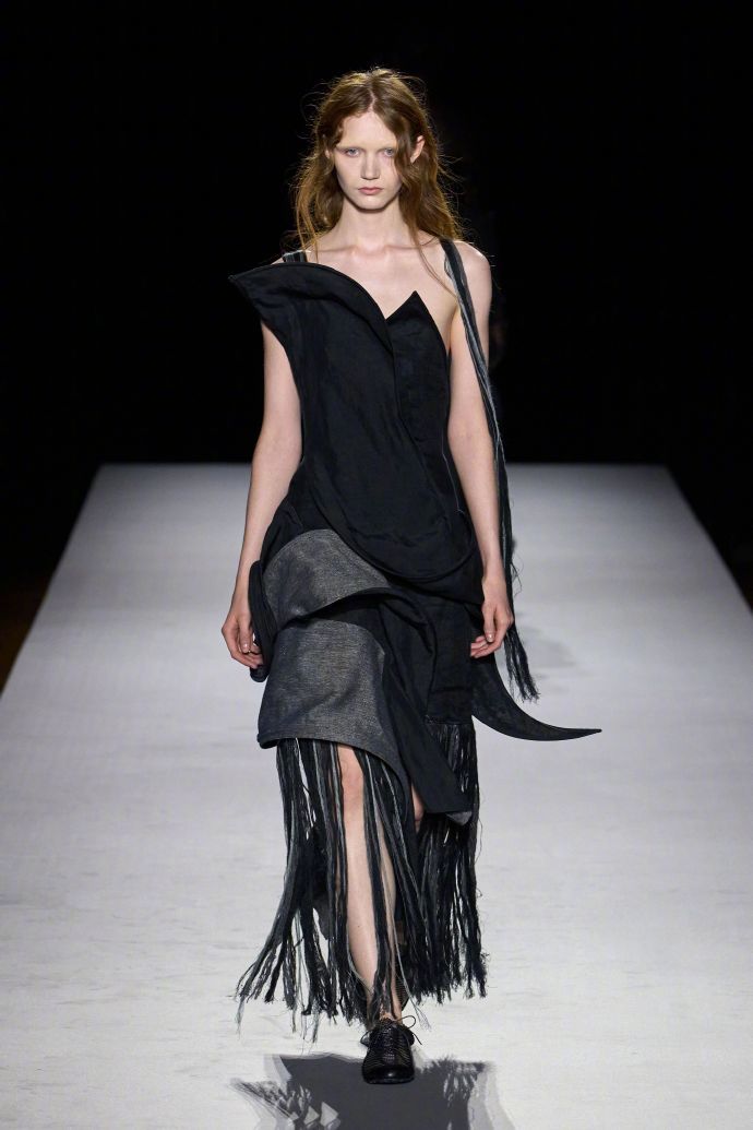 Yohji Yamamoto 2027 春夏成衣大秀 一场关于创作本身的深刻演绎