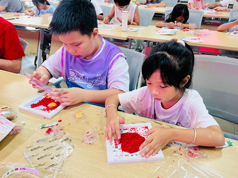 以五谷为笔 绘就家国画卷——西乡流塘社区开展青少年国庆主题手工活动