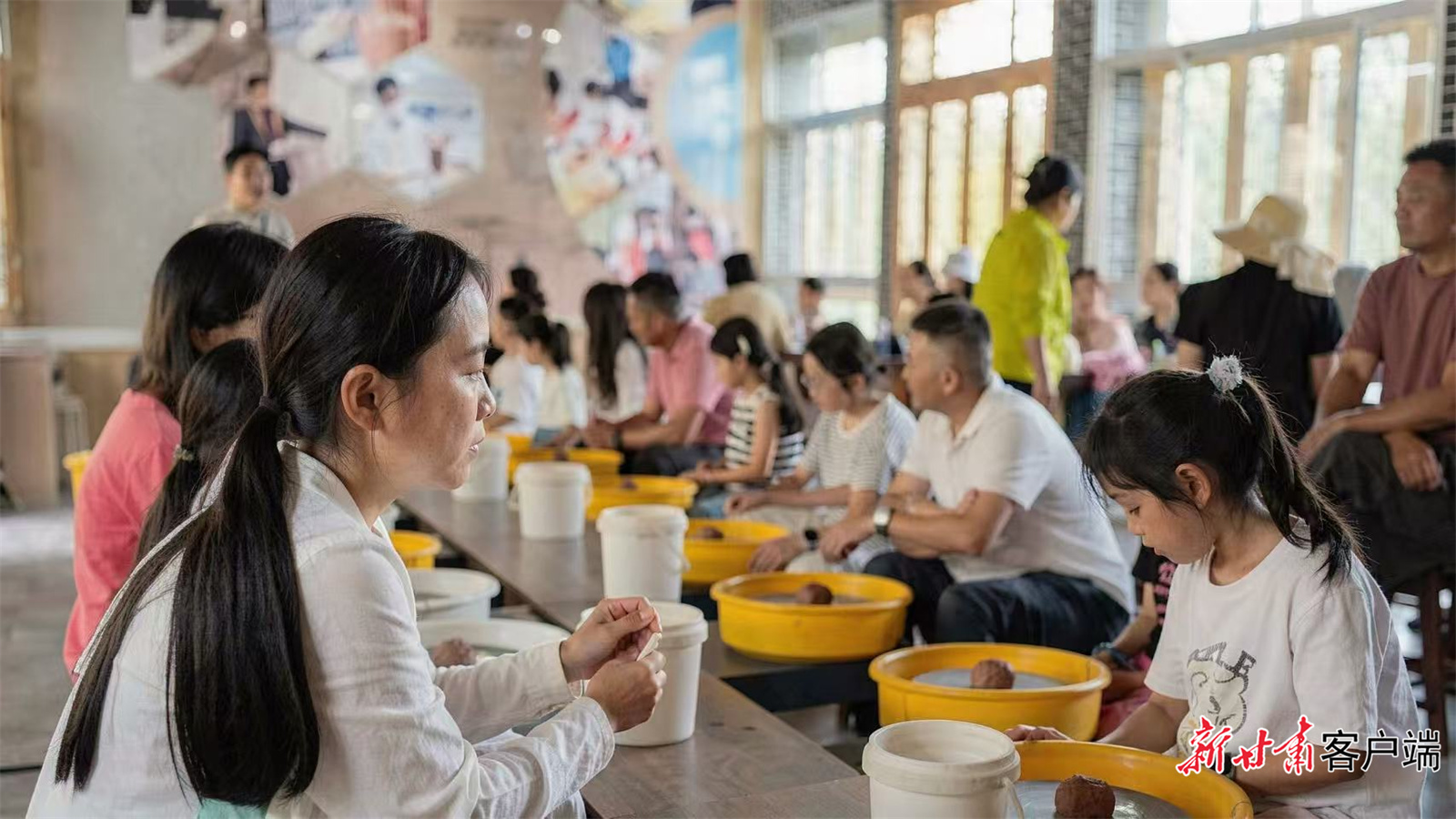 孩子们在彩陶教室学习制作彩陶作品