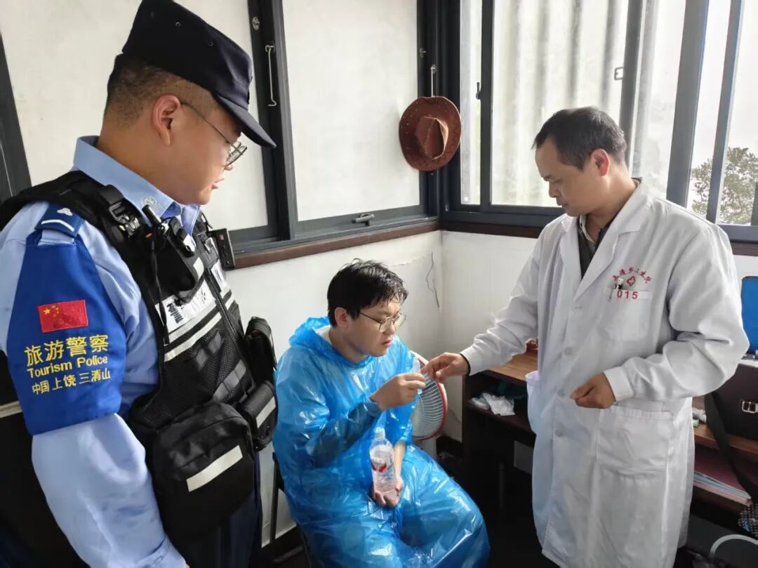 山上医护人员提供医疗服务