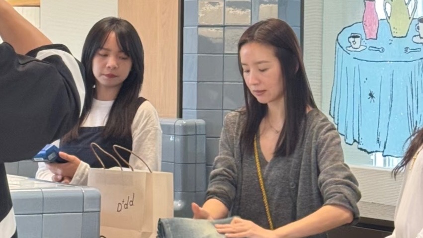 46岁董洁经营服装店 亲自帮顾客打包衣物状态出众