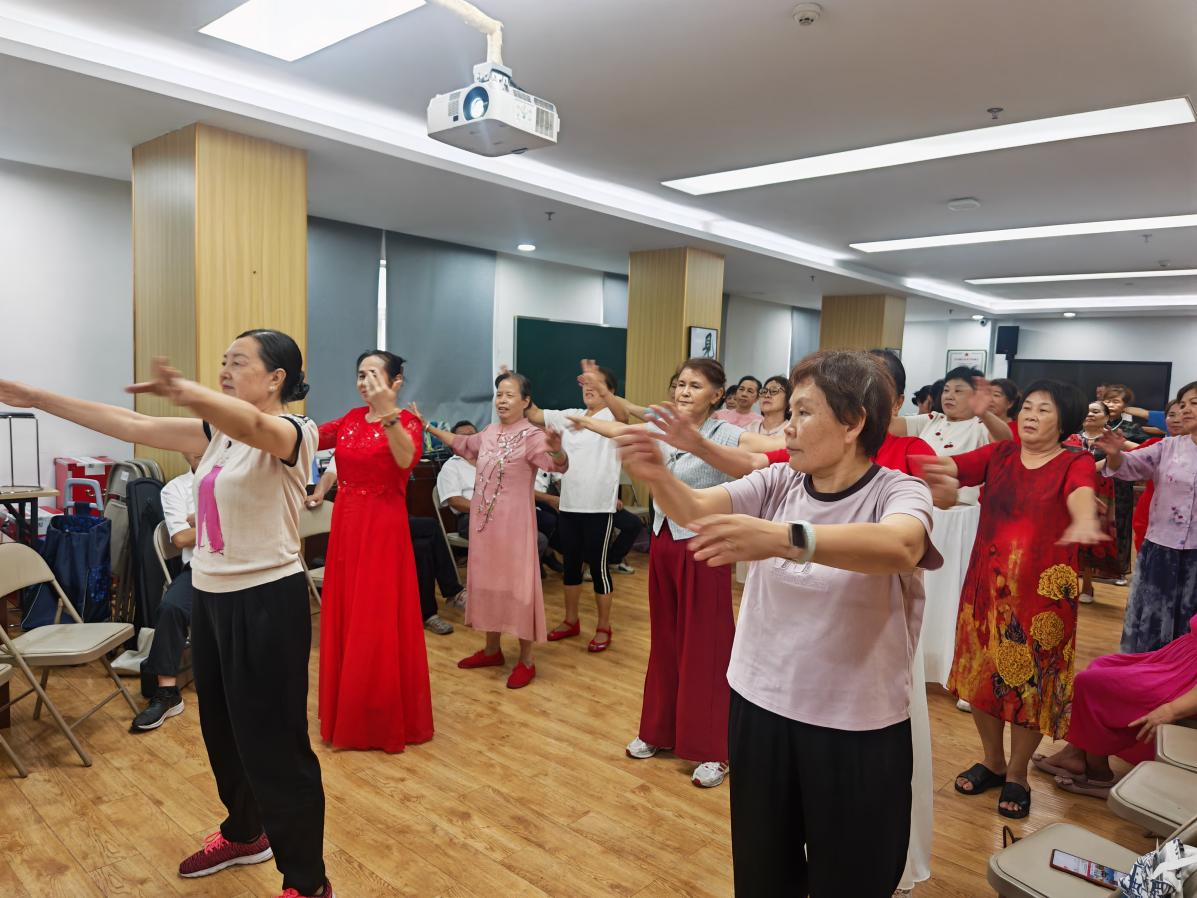 社区志愿者老师带领健身操