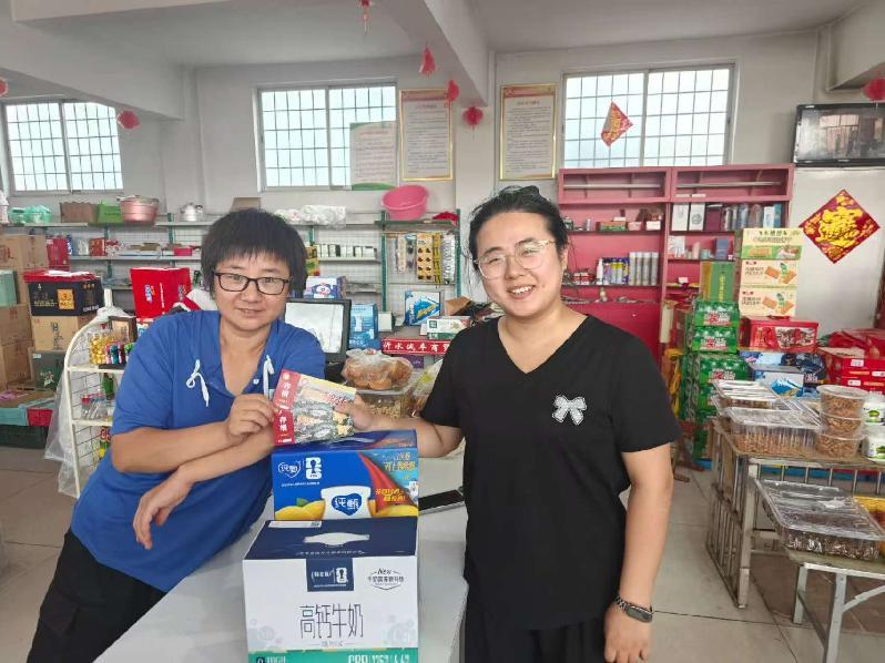 志愿者在信用积分超市兑换物品