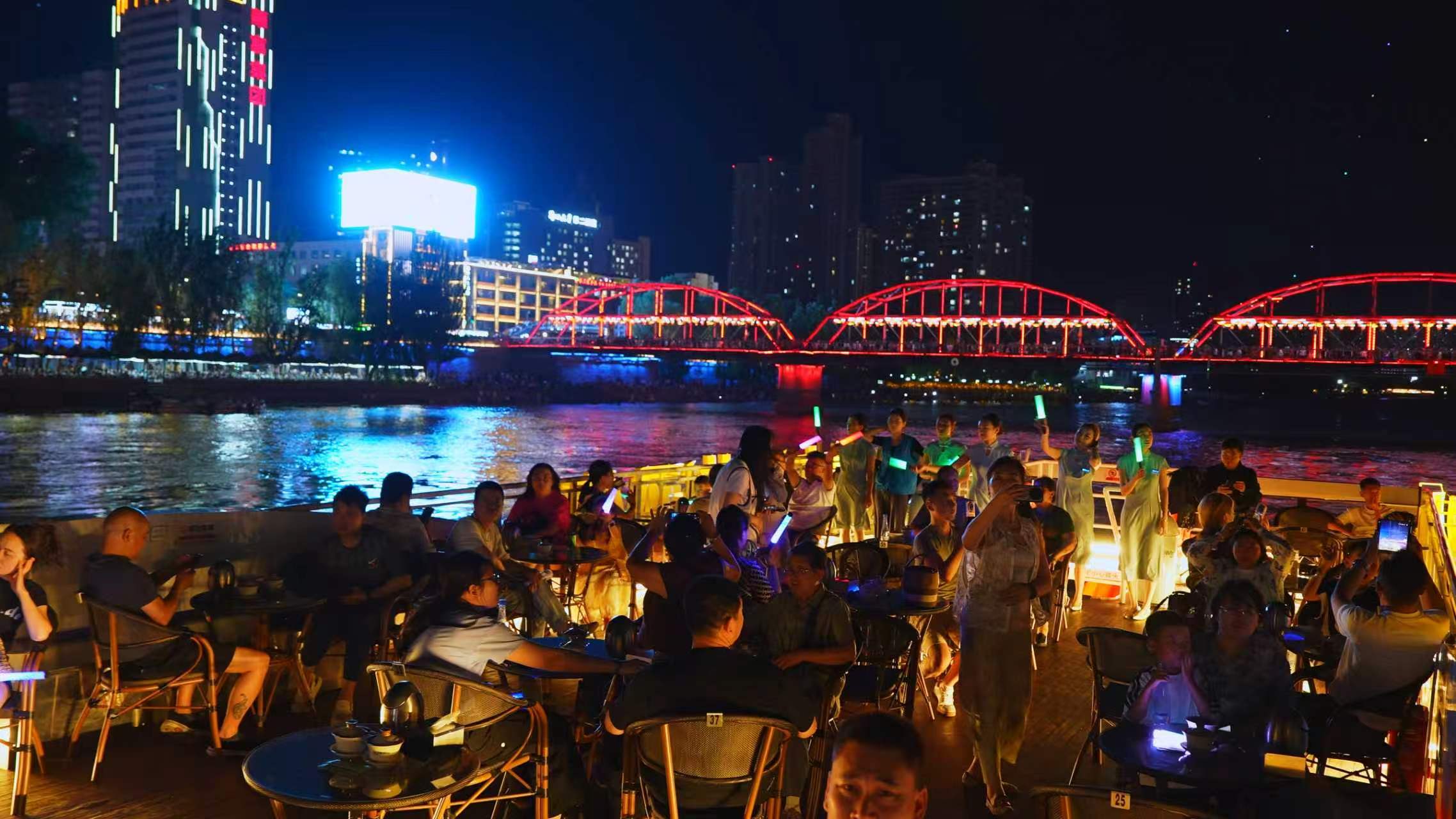 游客乘坐游船欣赏城市夜景