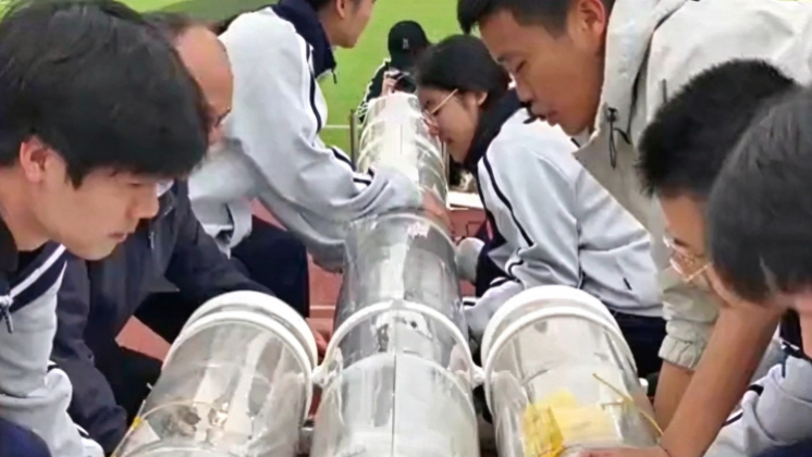 科学老师用塑料桶手搓4米高水火箭，点燃孩子们的航空梦
