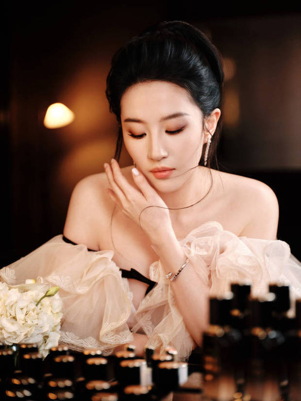 刘亦菲身穿公主裙灵动可爱 化妆间拍摄浅笑动人