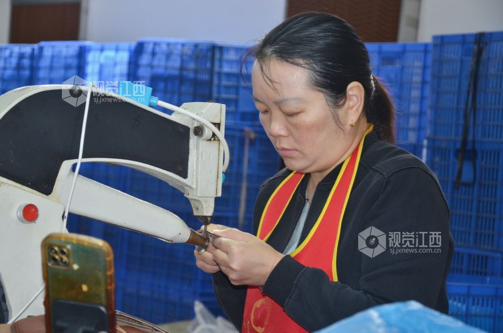 10月9日,江西省永新县禾川镇红火鞋厂“微车间”里,工人正忙着赶制鞋类订单。