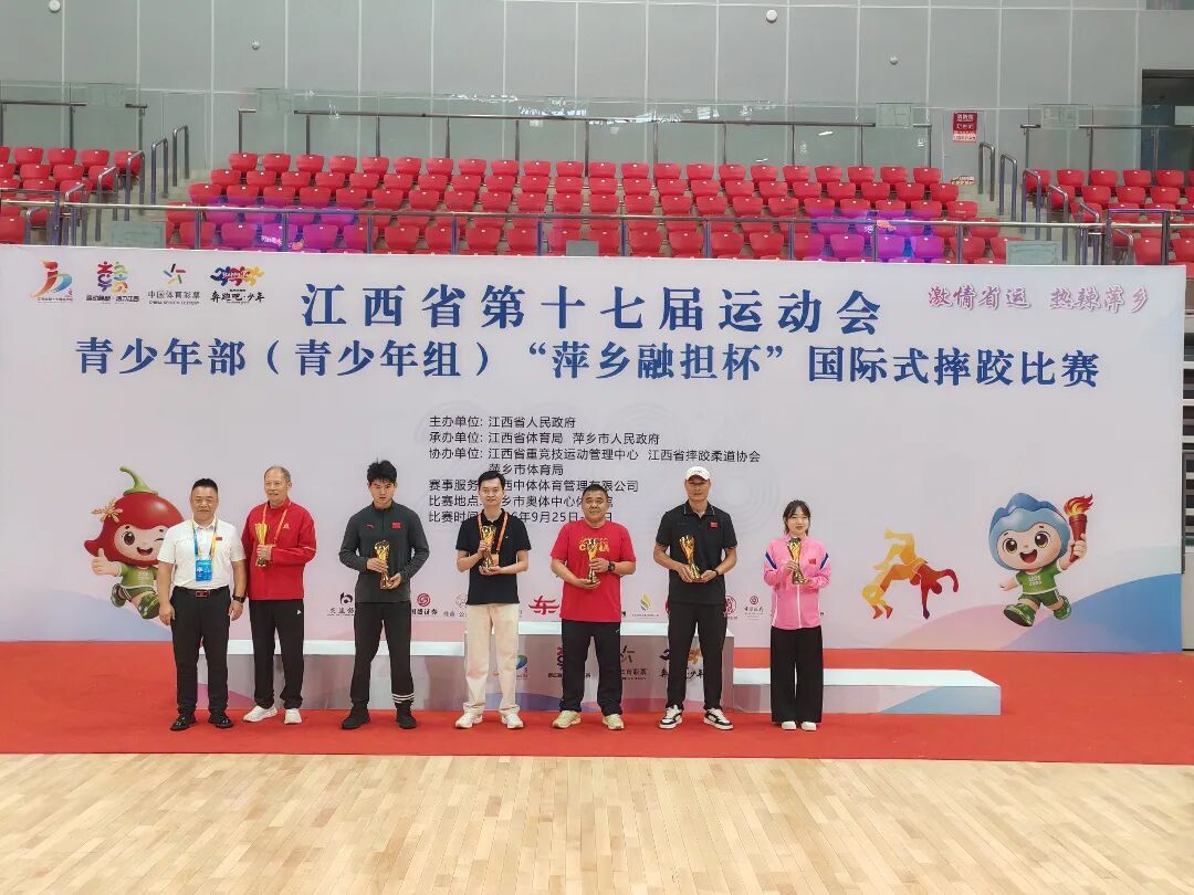 右二体校校长张志武上台领奖(团体总分第五名奖).jpg