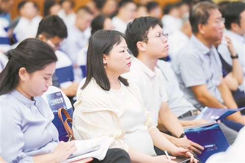 现场观众认真聆听