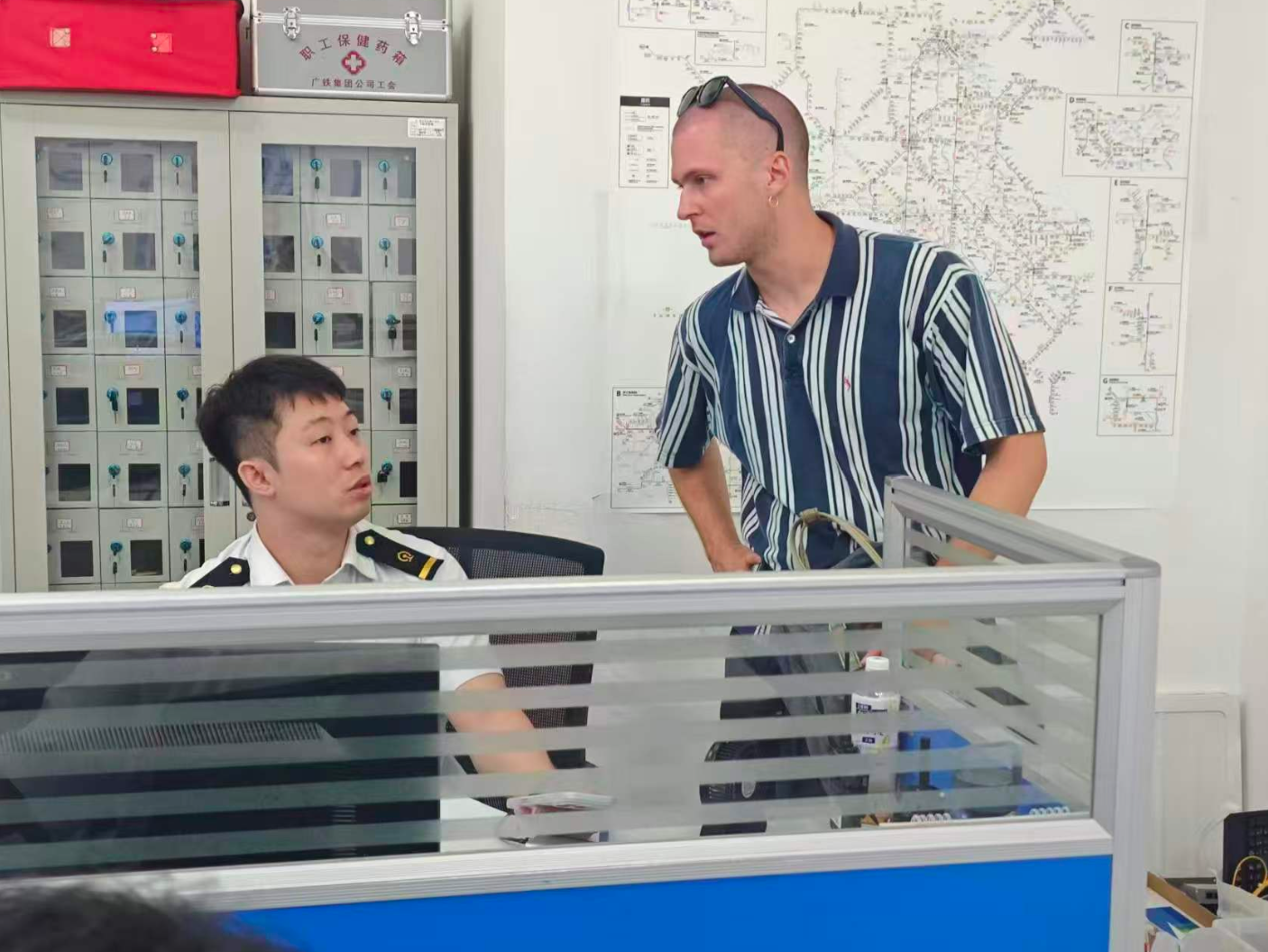 人潮中,他接住每一份慌张——记福田站客运值班员史艺航的国庆日