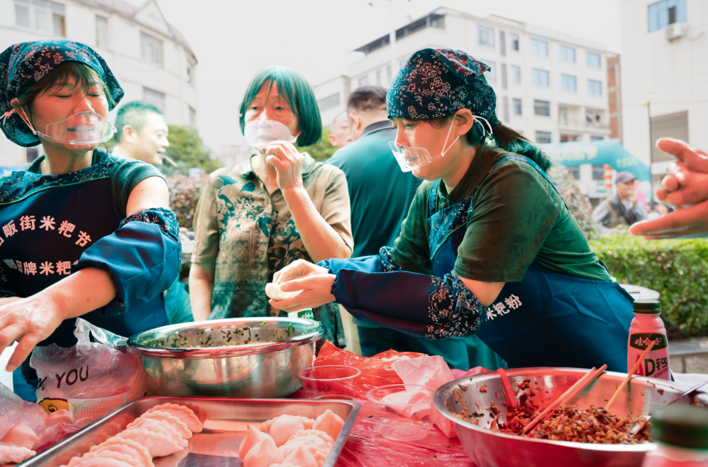 手艺人正在制作米粑。