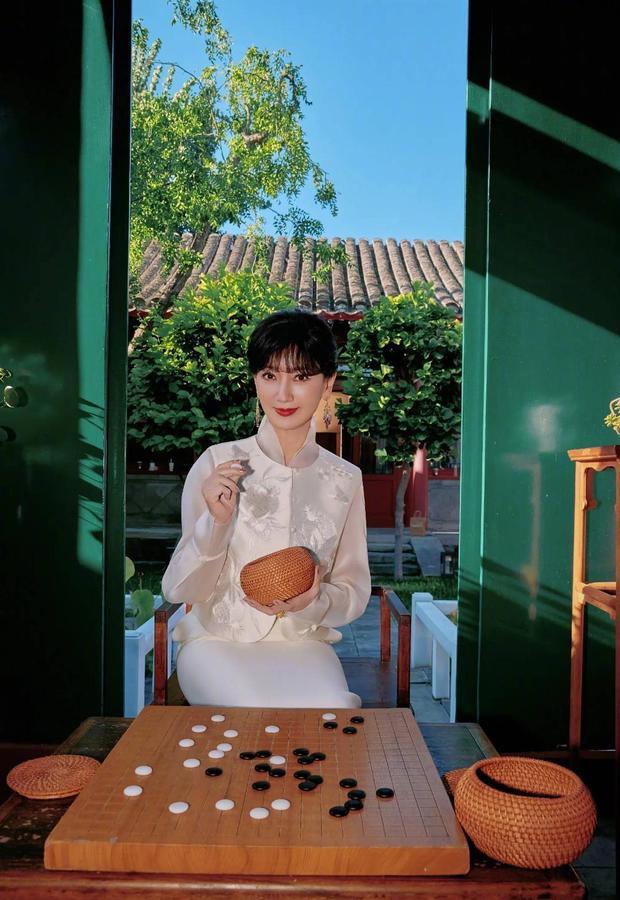 赵雅芝新中式造型亮相 一颦一笑自带温婉魅力