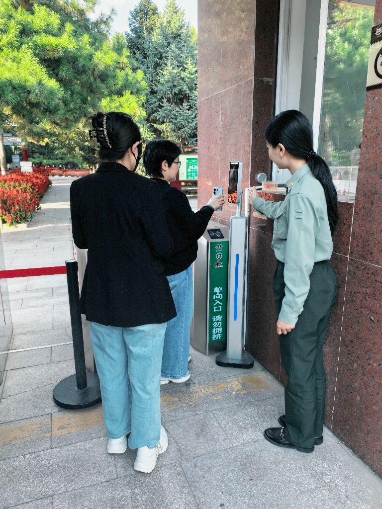 一张身份证曾挡住瞻仰路，如今“码”上畅通：承德市隆化县把游客入园“关键小事”办实