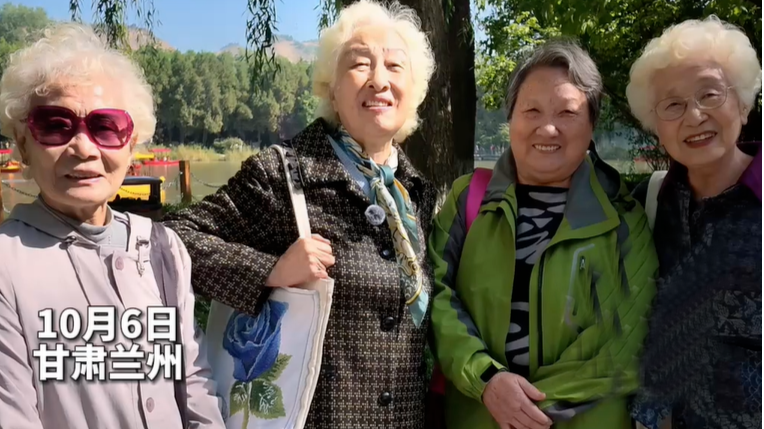 八旬闺蜜团国庆美美出片　赏秋菊游湖景仪式感拉满