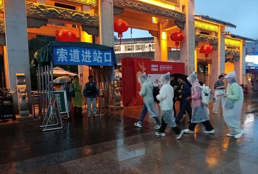网格员帮助游客检票入站