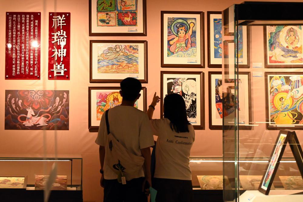 10月2日，游客在甘肃省敦煌市博物馆观看“只此敦煌丨《飞天奖》敦煌艺术展”。