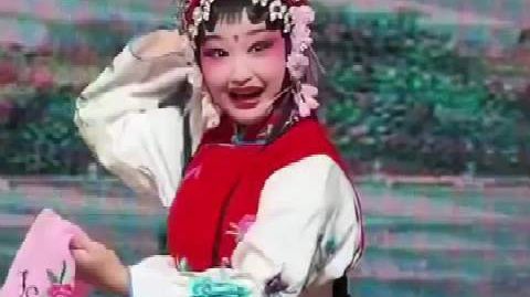太稳了!12岁女孩表演黄梅戏时从容处置演出事故,顺利完成表演! ht
