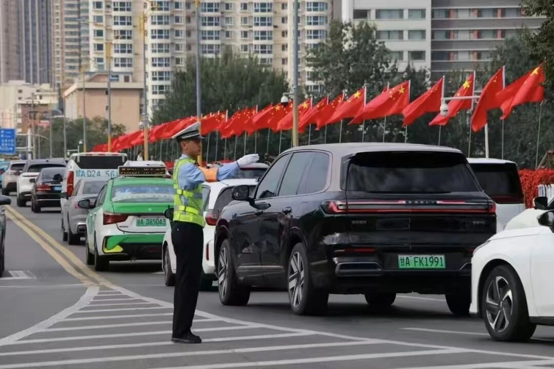 民警指挥交通