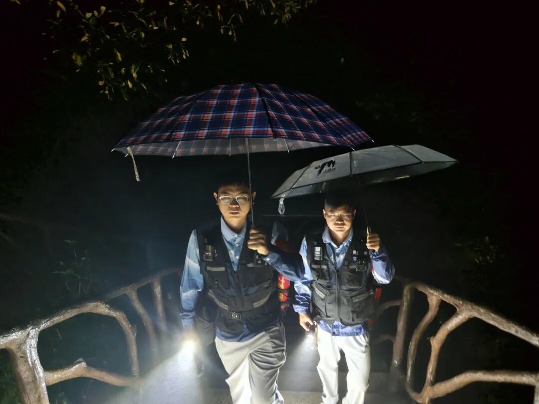 网格员夜间巡逻