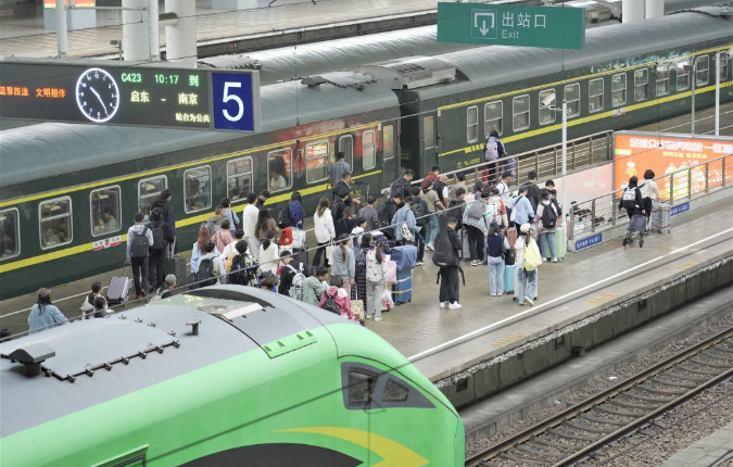 铁路南京站,假期里旅客在上下车。