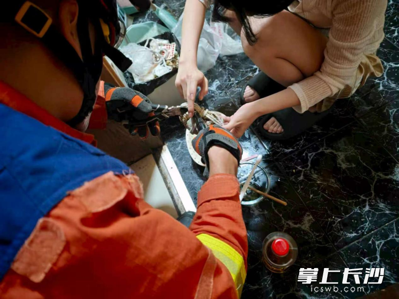 消防员正在处置。 长沙晚报通讯员 徐秋华 摄