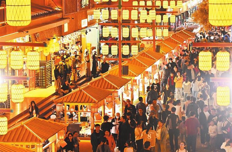 游客游览敦煌夜市　新甘肃&middot;甘肃日报通讯员　张晓亮