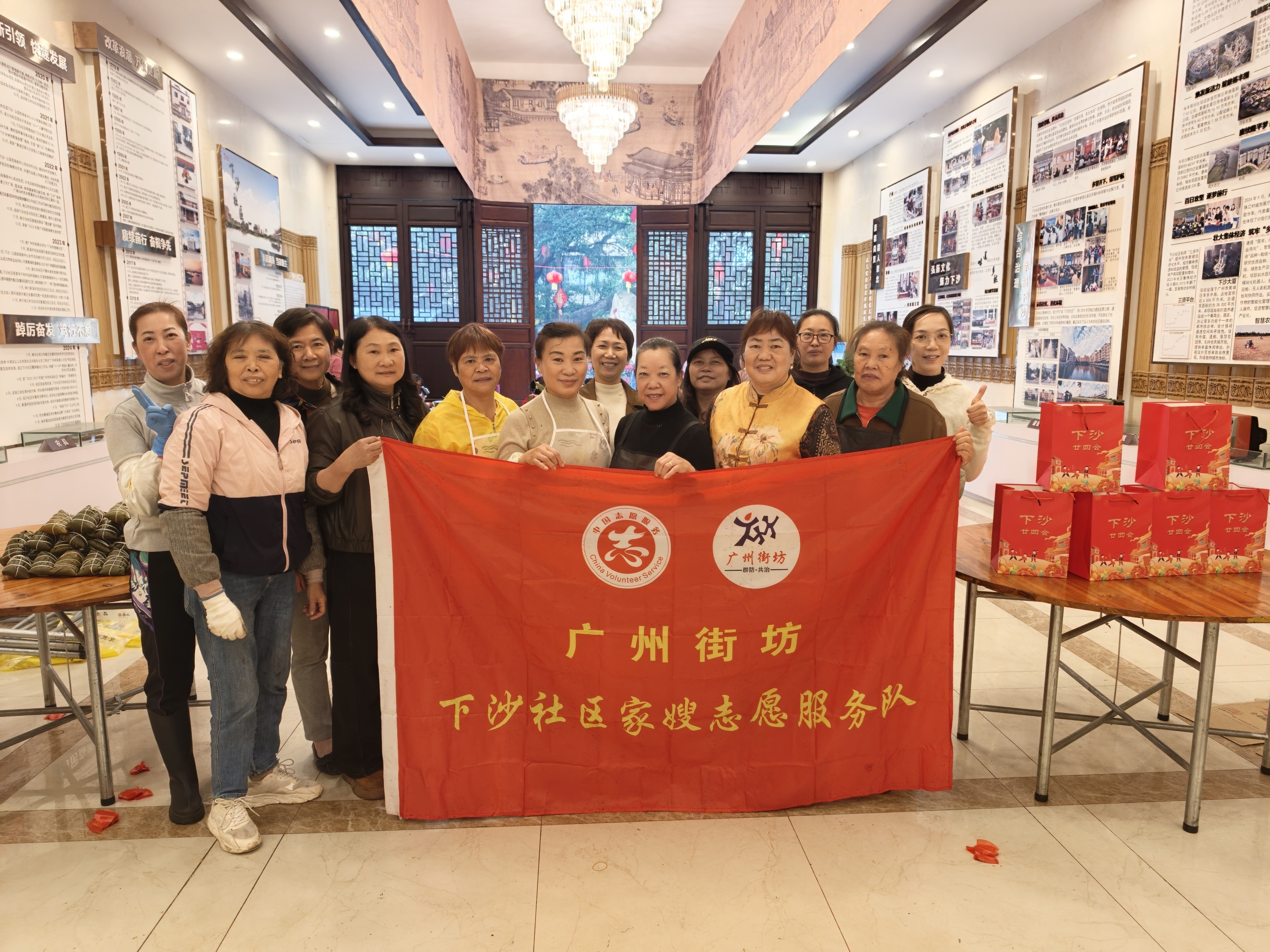 图：每年农历正月廿四，家嫂队齐聚包粽子